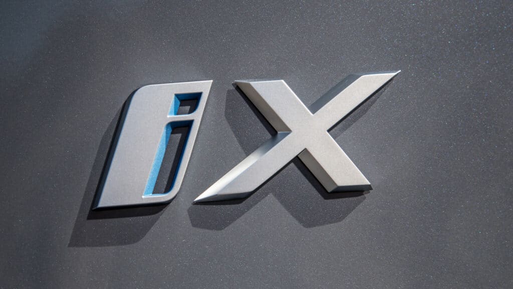 P90422156_highRes_the-bmw-ix-xdrive50-
